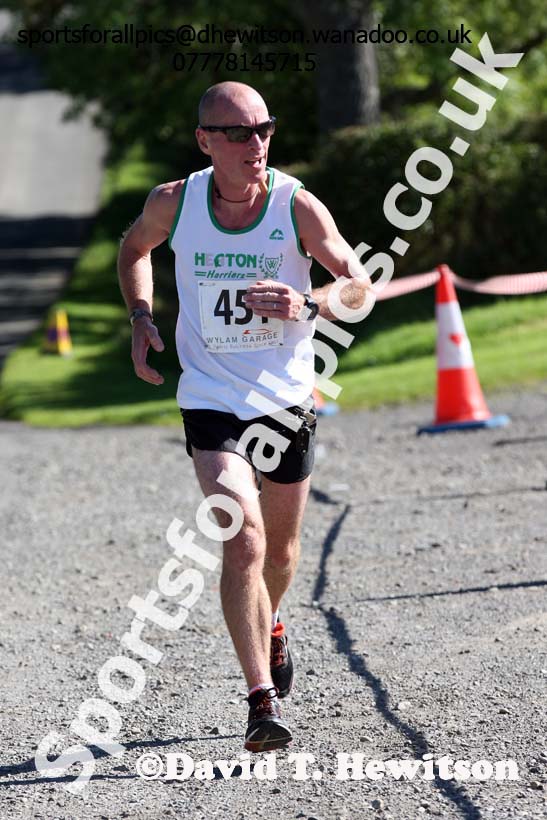 Mick Mingstones (Heaton Harriers) 3rd in the Tynedale Jelly Tea 10 Mile Road Race, Hexham. Photo: David T. Hewitson/Sports for All Pics